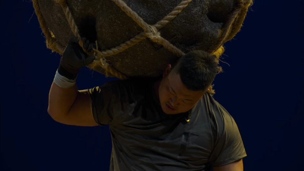趙真亨在「阿特拉斯之刑」將重約 50 公斤的巨石舉過頭頂