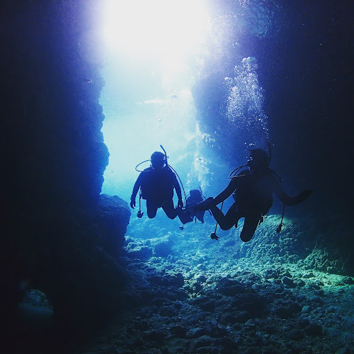 沖繩潛水景點｜1. 青之洞窟
